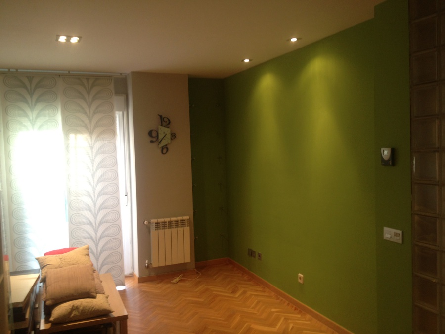 Contrastes grises y verdes en salon.