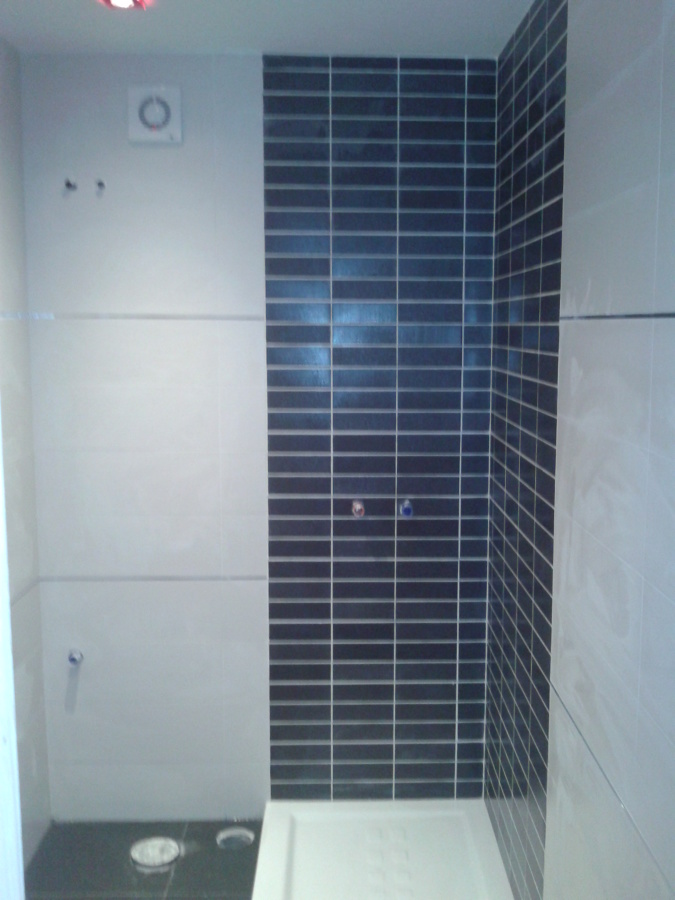 albañil alicatar baño