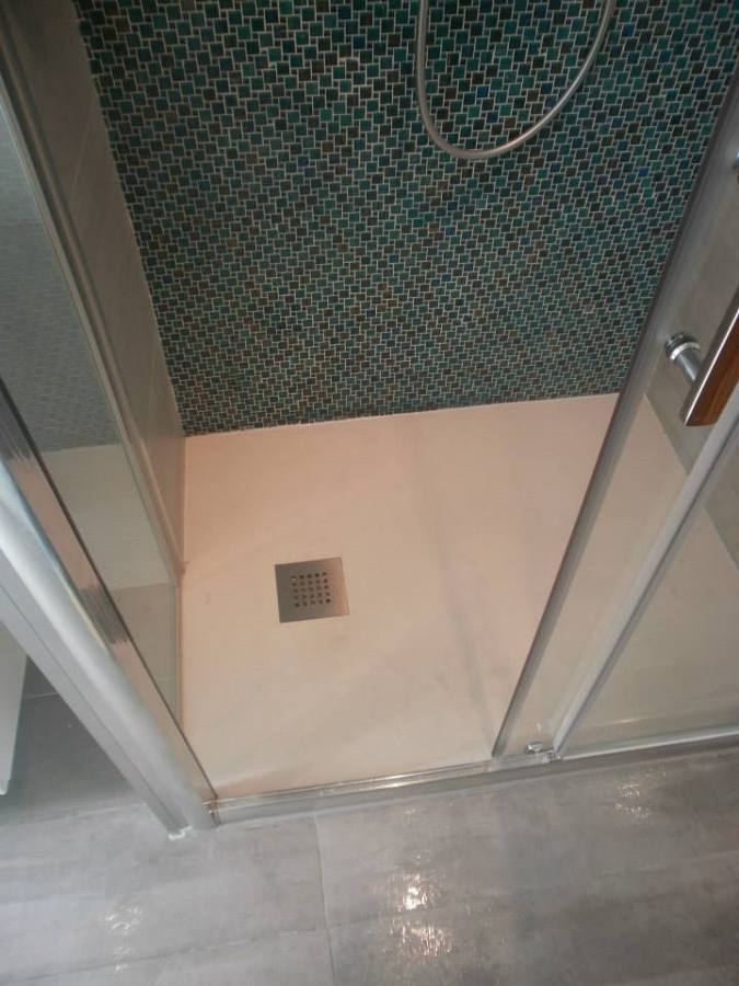 Alicatado con Gressite y montaje de plato de ducha de resina