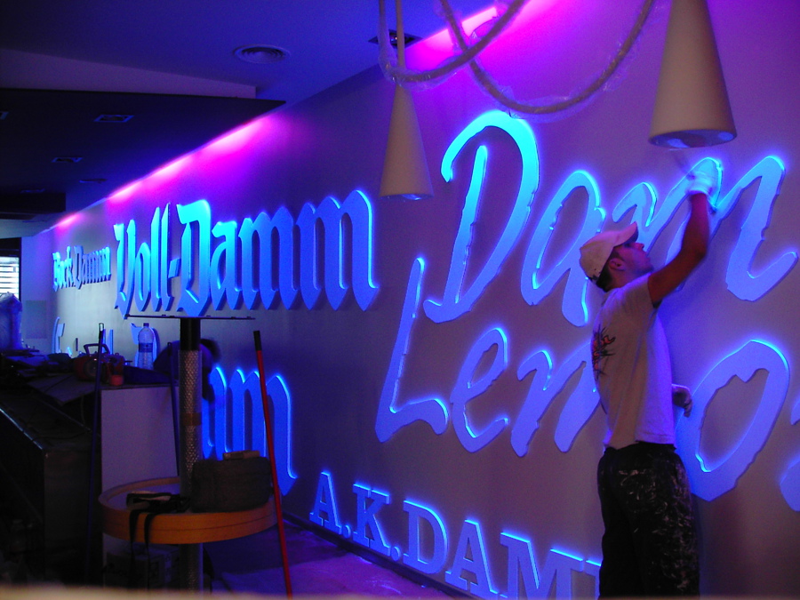 letras fluorescentes "los italianos" Barcelona