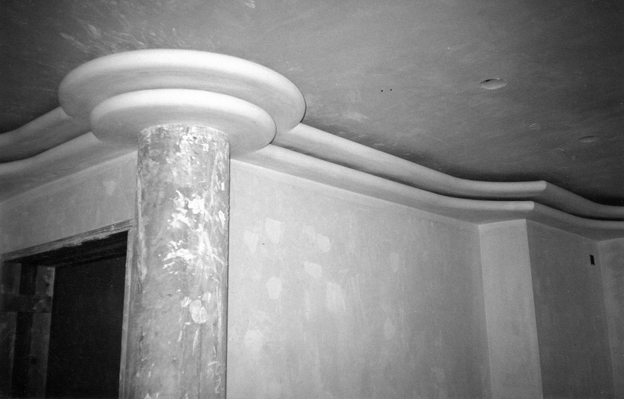 molduras de escayola formando luz indirecta