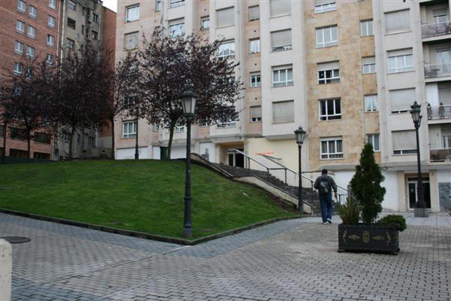 Edificio y plaza en Oviedo