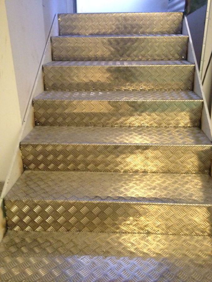 Escalera forrada con chapa de palillos