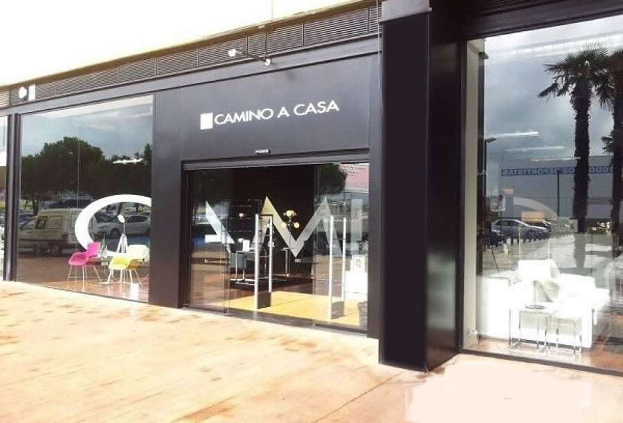 Fachada metálica Camino a Casa