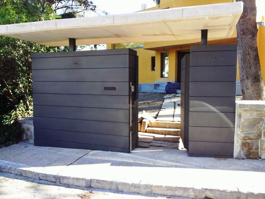 Fachada y puerta metálica