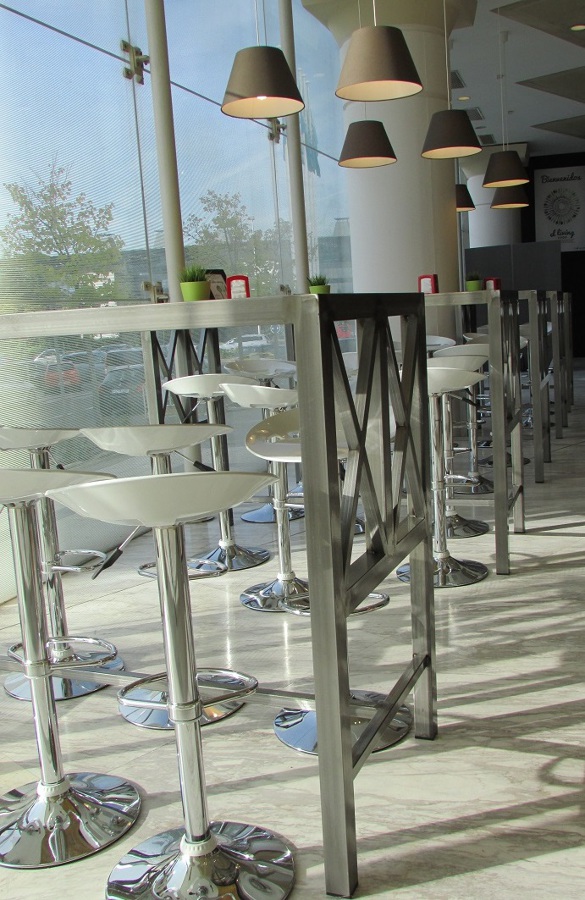 Mesas altas de acero