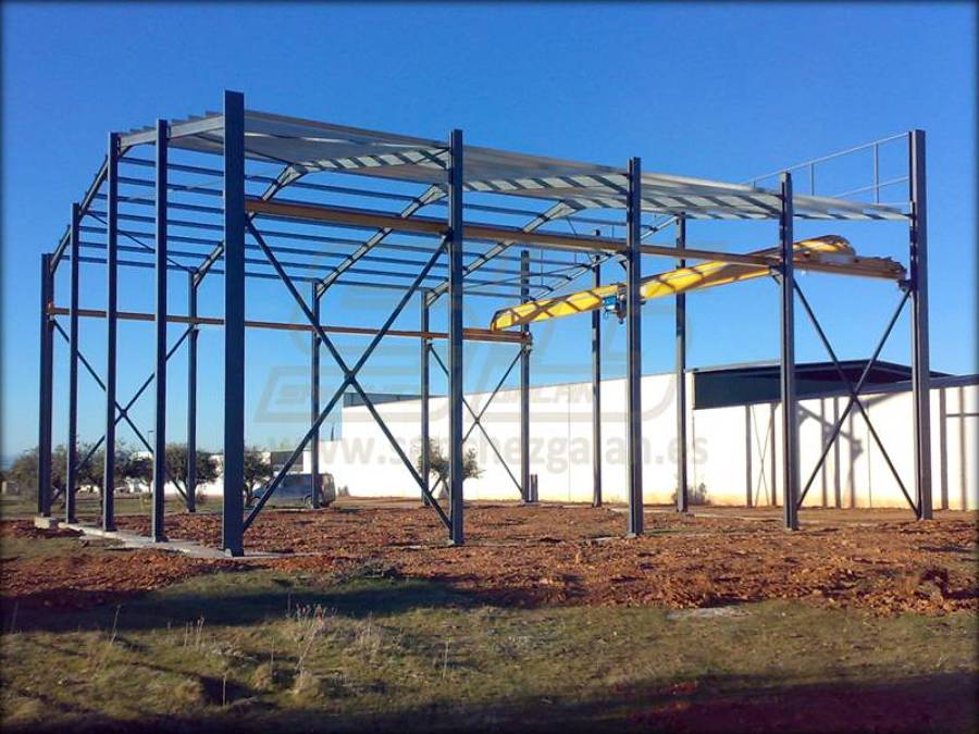 Nave industrial y montaje de puente grúa