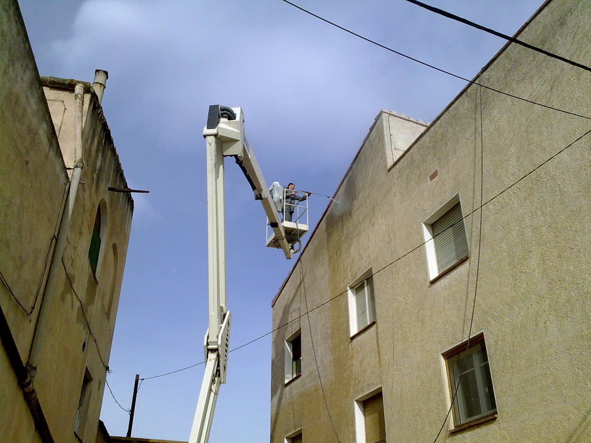 neteja amb aigua a presio i grua