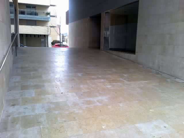 neteja d'un passadis comunitari