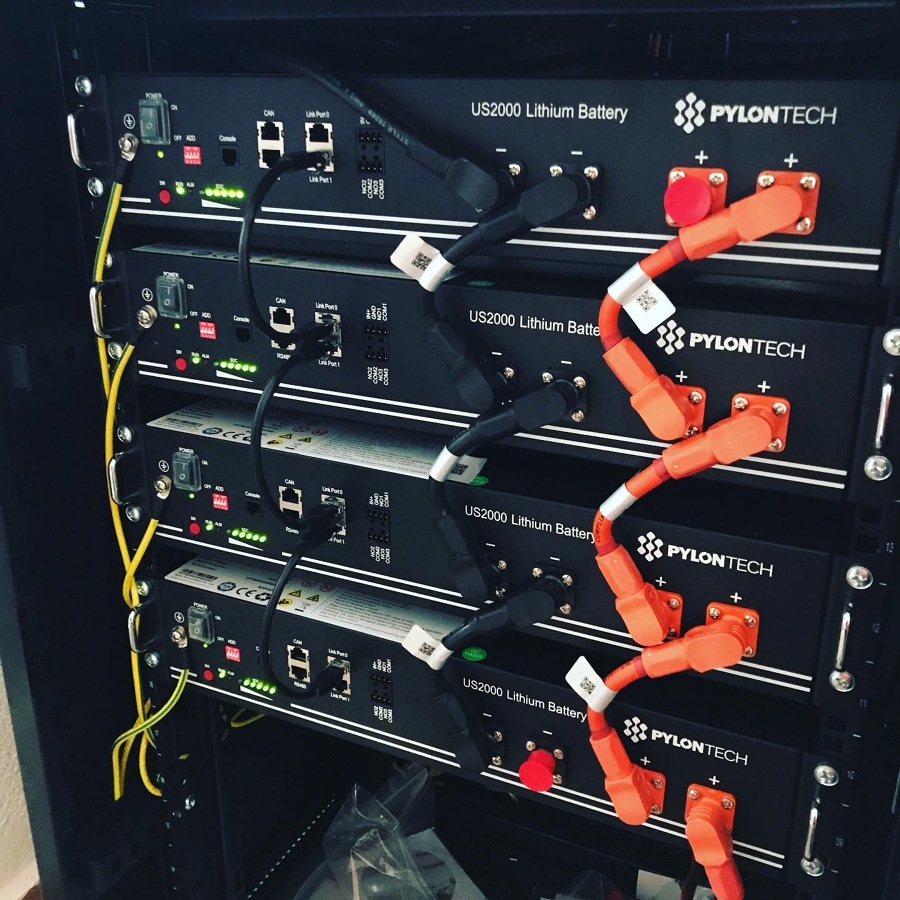 Instalación Solar Fotovoltaica Aislada de 2,72 kWp con Inversor de 5 kW y Rack de Baterías de Litio de 9,6 kWh para vivienda unifamiliar en Cheste (Valencia)