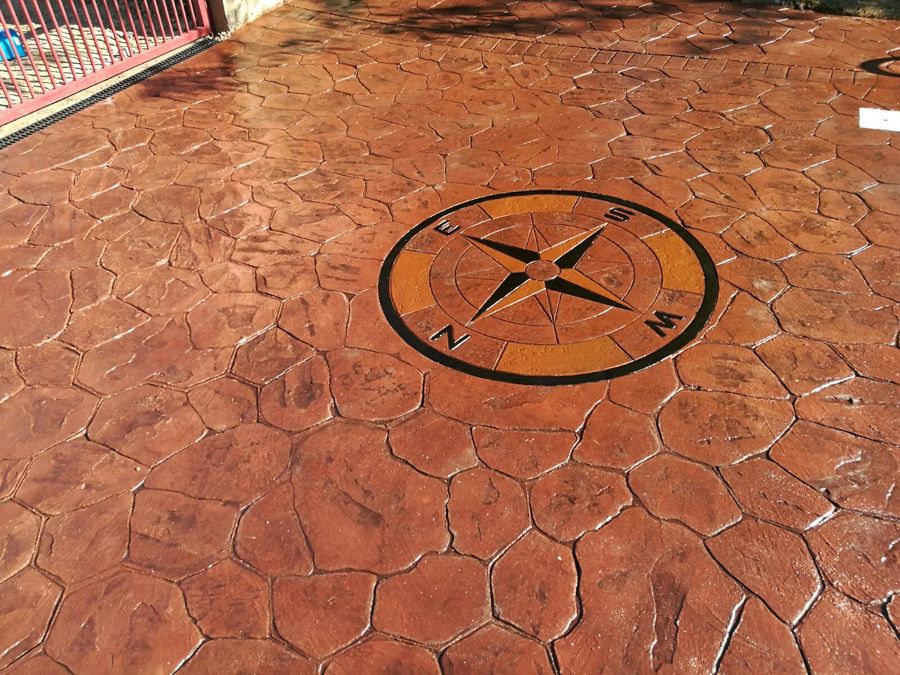 Hormigón impreso: Rosa de los vientos con piedra irregular.