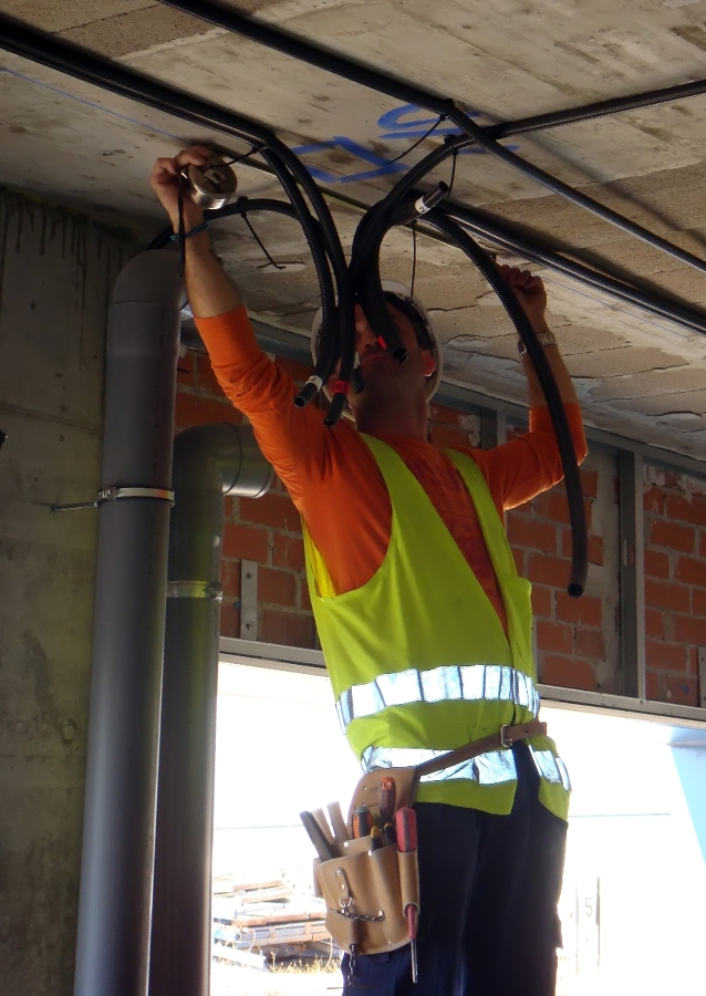 Nuestro electricista siempre trabajando con la maxima seguridad