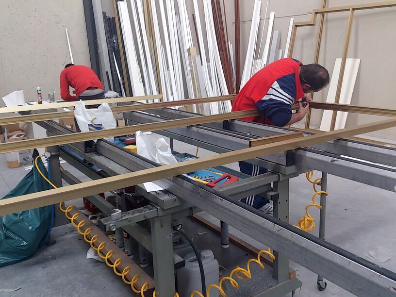 Nuestros operarios fabricando en nuestros bancos de trabajo