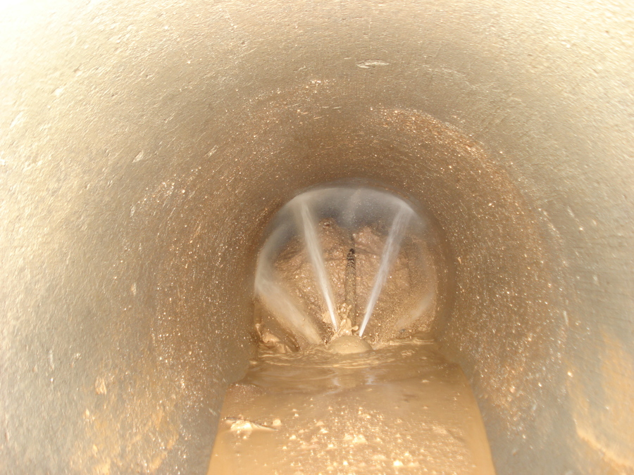 Limpiando tubería con vehículo de alta presión