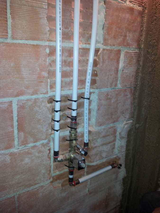 Nuva instalacion de fontaneria del baño con tubo multicapa.