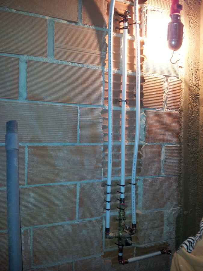 Nuva instalacion de fontaneria del baño con tubo multicapa.