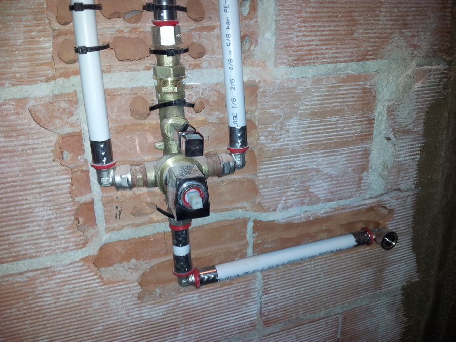 Nuva instalacion de fontaneria del baño con tubo multicapa.