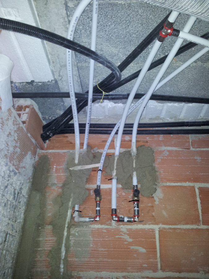 Nuva instalacion de fontaneria del baño con tubo multicapa.