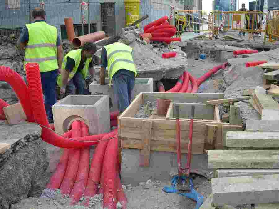 obra de canalización acometidas para centro comercial