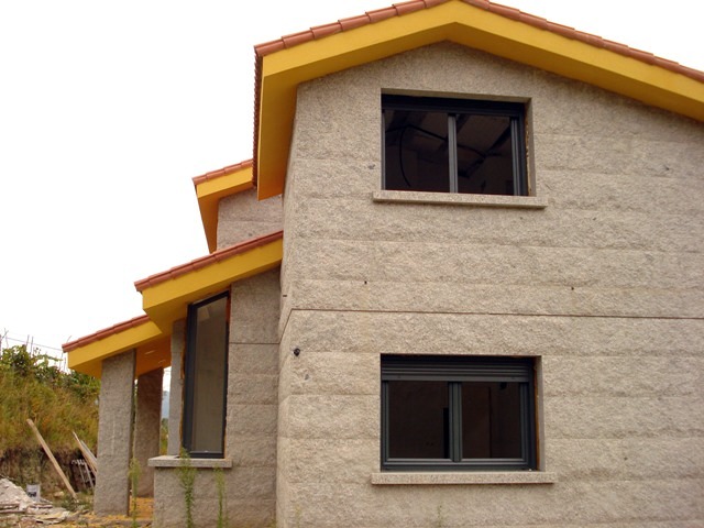 Obra nueva de piedra gris en Arbo