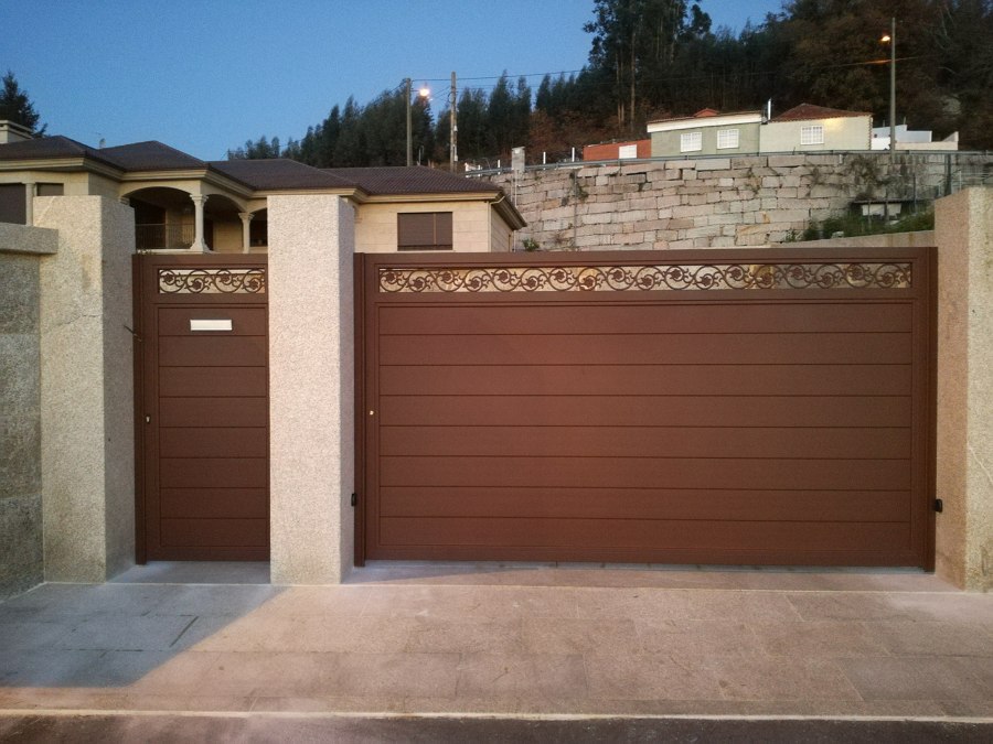 Portal corredera y puerta peatonal de aluminio soldado de lama 200 horizontal y cenefa