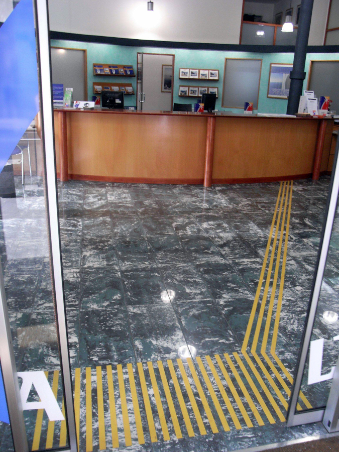 Oficina adaptada a gente con visión reducida