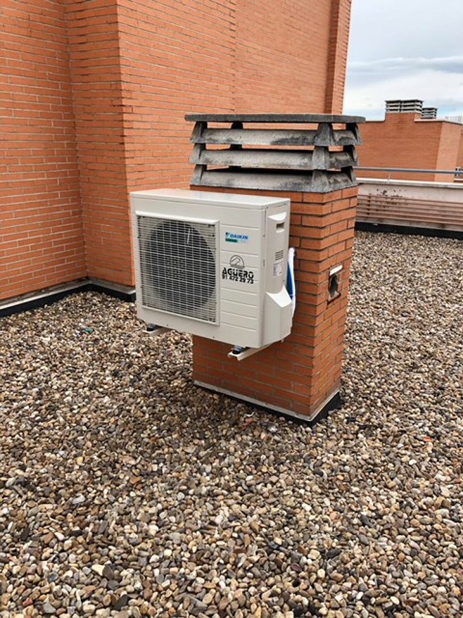 Condensadora en azotea del edificio