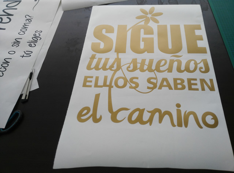 Vinilos de pared con Frases y Citas "Sigue tus sueños, ellos saben el camino"