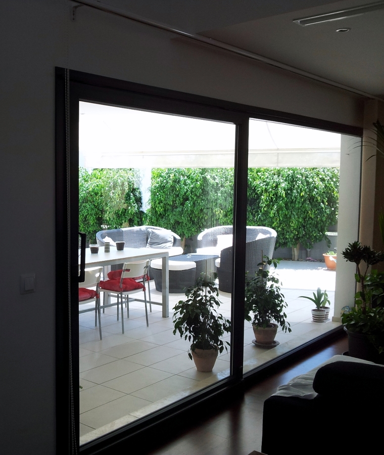 Oscilo paralela pvc Schüco color gris oscuro