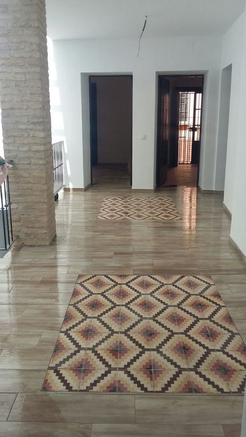 Suelo patio planta primera de gres y losa hidáulica