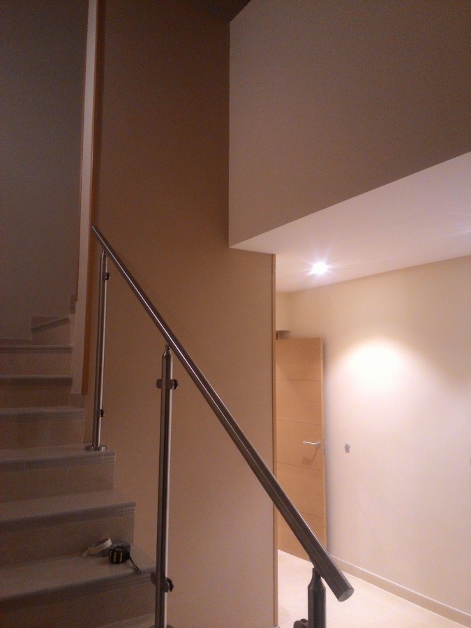 Obra nueva. Alicatado, pintura, instalación eléctrica.