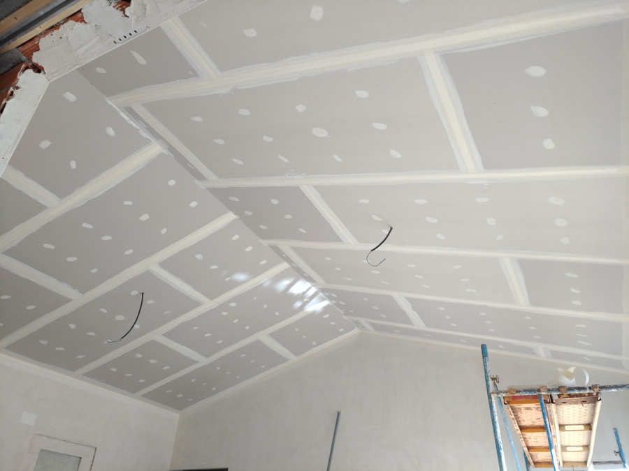 Techo suspendido ha dos aguas.