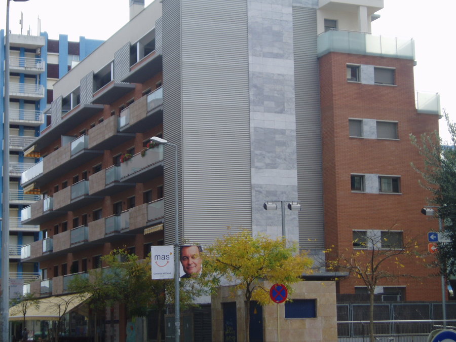 Edificio residencial plurifamiliar aislado en Blanes. 38 viviendas y garajes. Año 2004
