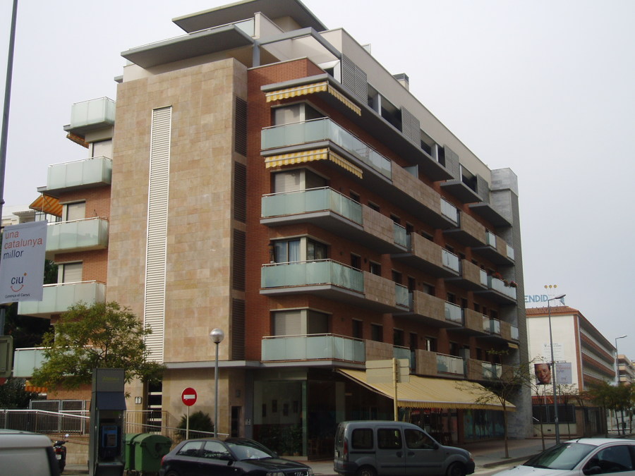 Edificio residencial plurifamiliar aislado en Blanes. 38 viviendas y garajes. Año 2004