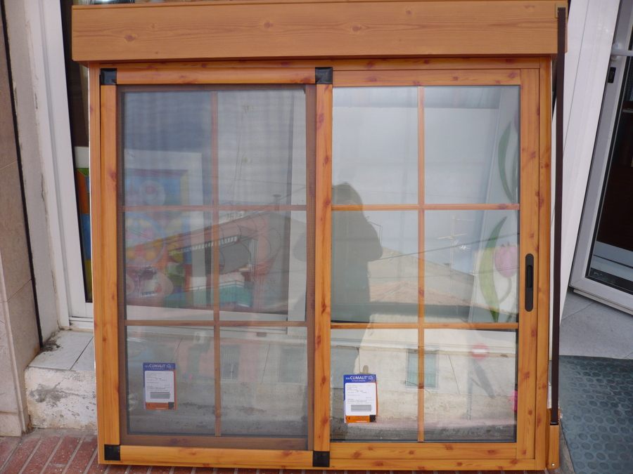 Ventana  en aluminio imitación madera.