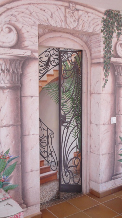 Puerta pintada, Ascensor 01