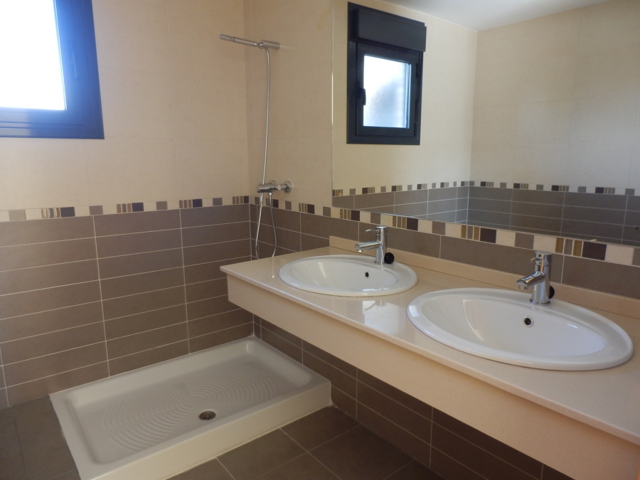 baño con encimera de marmol