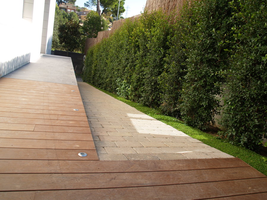 Desnivel en jardín y seto.