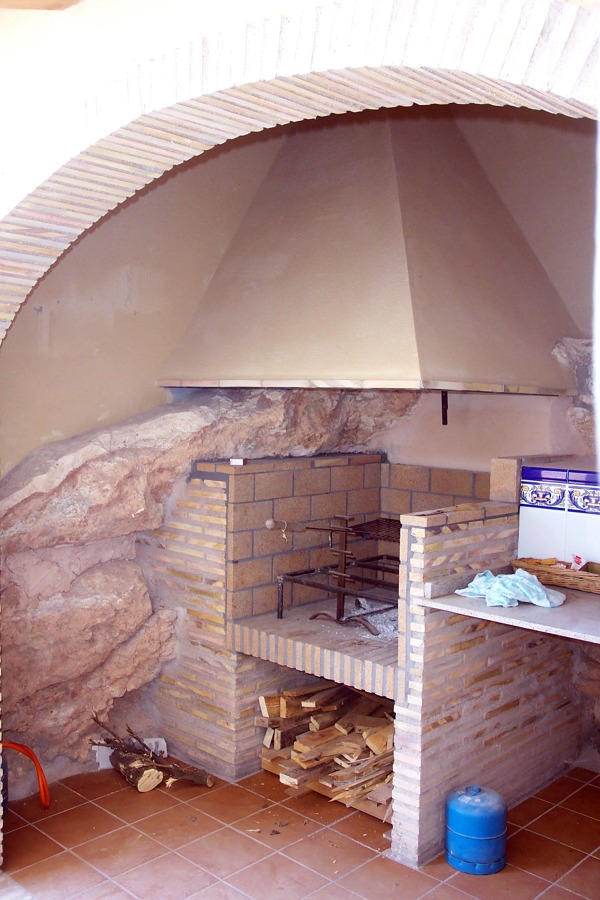 Paellero integrado en roca de terreno