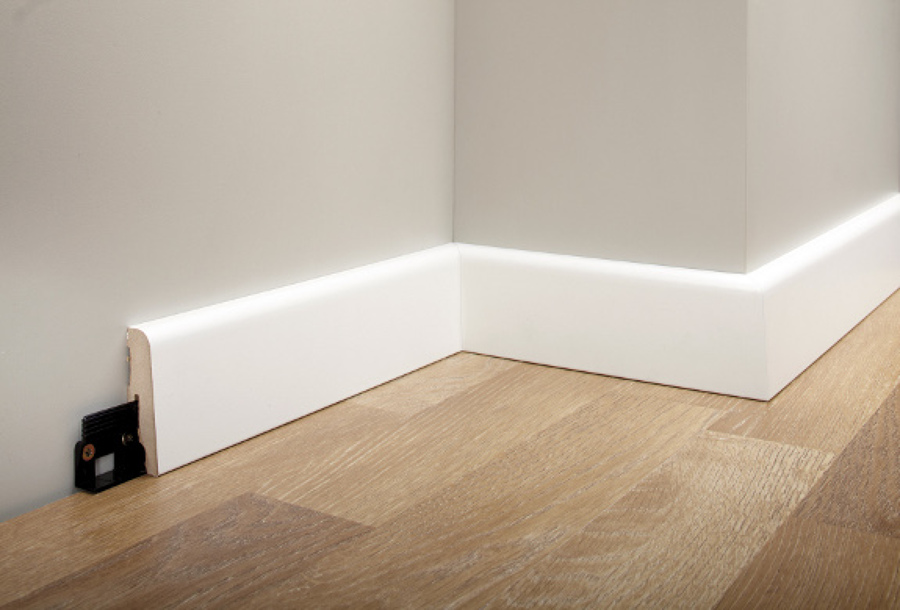 Cantonera blanca con tarimas mediterrâneas