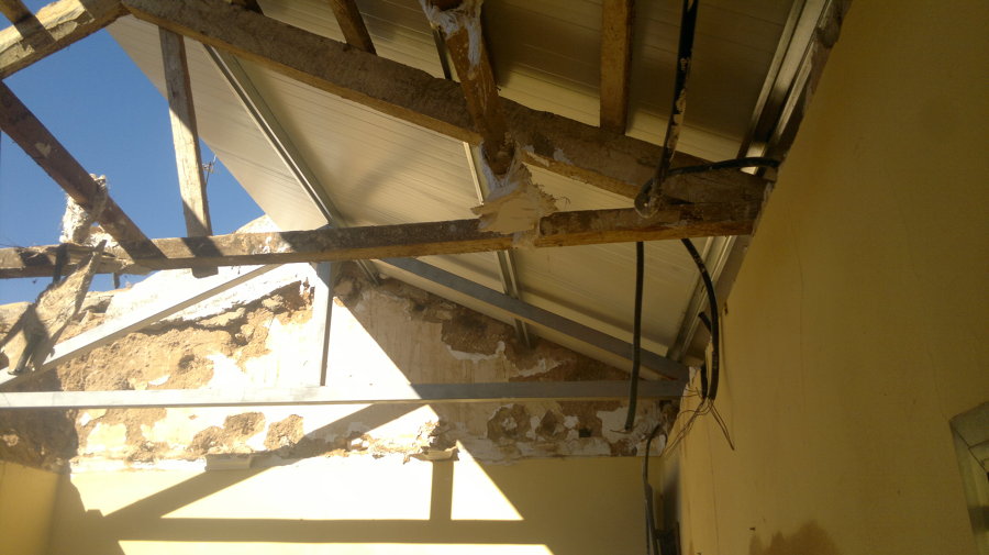 Panel sandwich colocado sobre las formas de madera , visto por la parte de dentro de la vivienda.