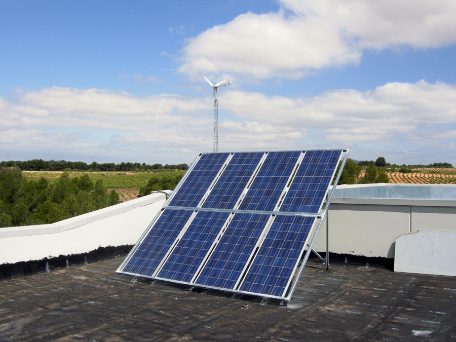 Paneles solares y aerogenerador