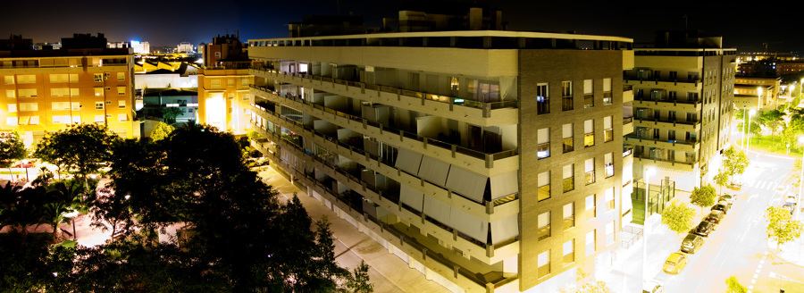 Panorámica nocturna del bloque de viviendas Tabaya mirador 1