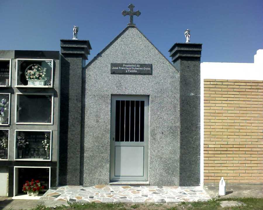 Panteón Bañugues (Exterior)