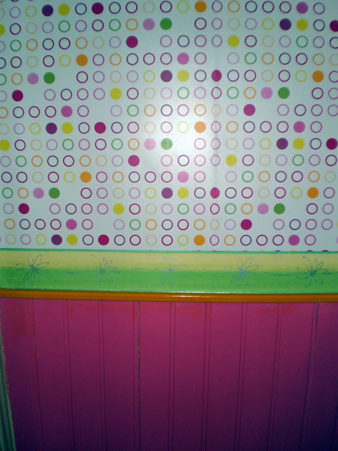 PAPEL PINTADO CON ZOCALO LACADO Y CENEFA