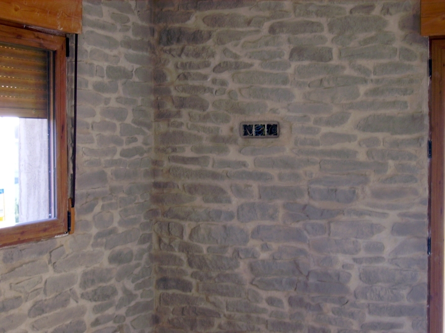 PARED CON PANEL DE POLIESTER IMITACION PIEDRA