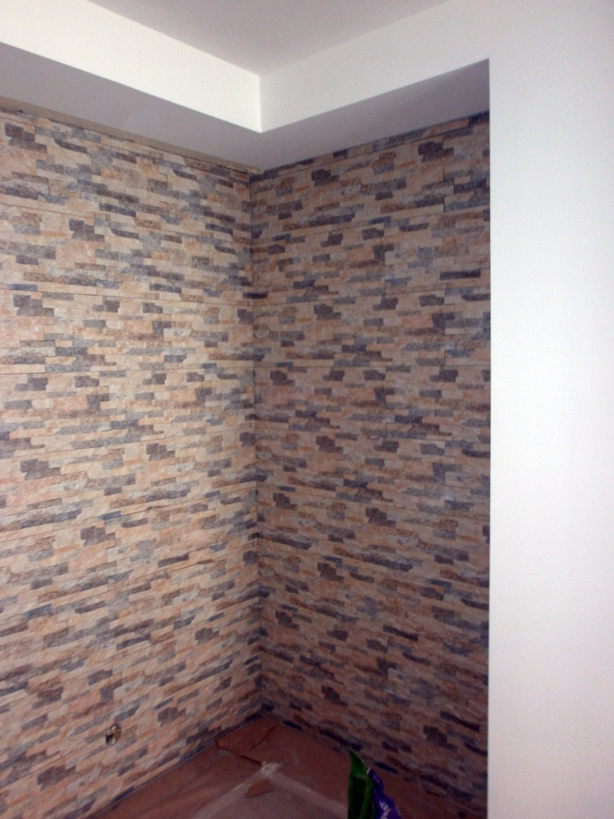 PARED DE SALON DE PLAQUETAS CERAMICAS IMITACION PIEDRA