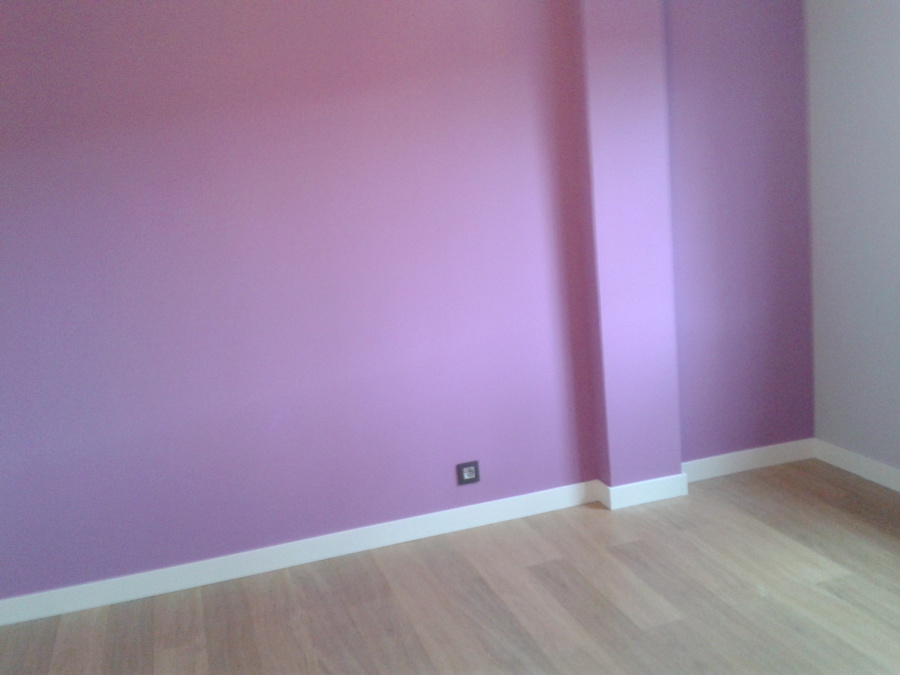 Pared pintada con rodapie y suelo nuevo