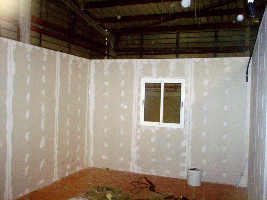 paredes montadas divisorias con ventana instalada