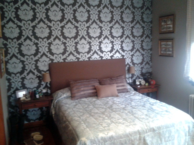 Paret del capçal amb paper pintat. (Sant Quirze del Vallès)